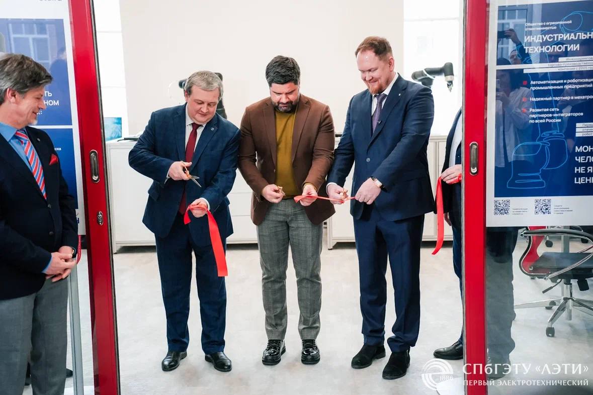 Сегодня в стенах Санкт-Петербургского государственного электротехнического университета «ЛЭТИ» состоялось торжественное открытие первого в России учебного класса отечественной коллаборативной робототехники